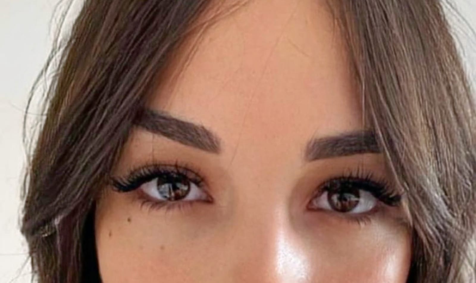 Une réalisation d’extensions de cils All by Caro